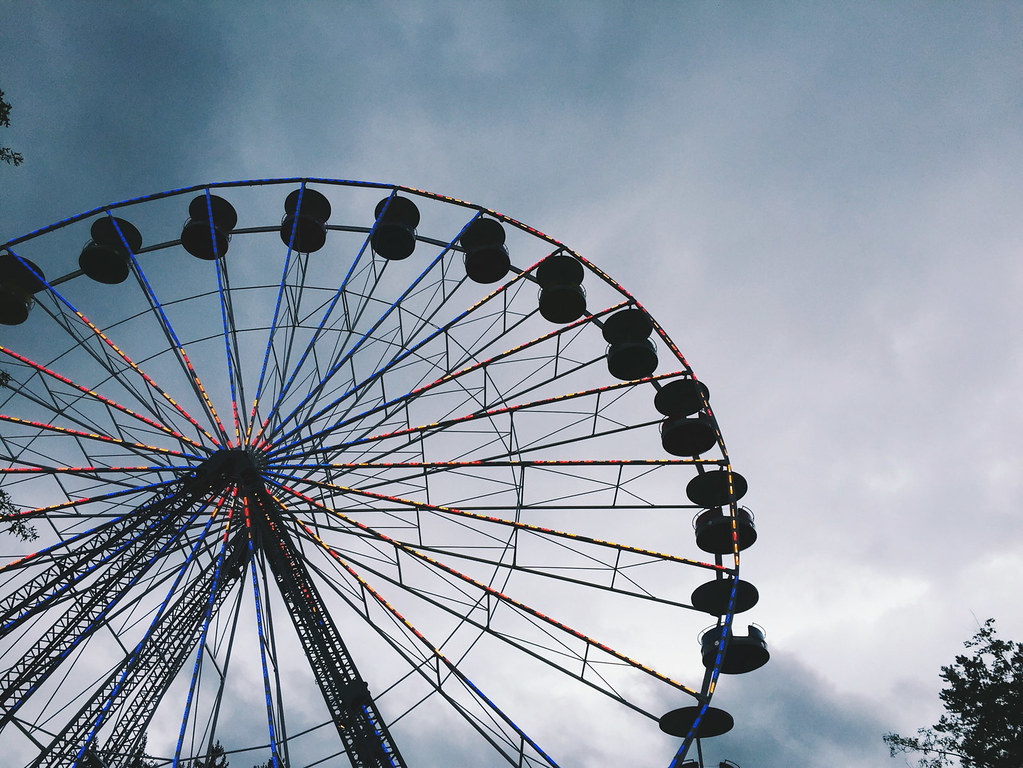 Noria iluminada de un parque de atracciones