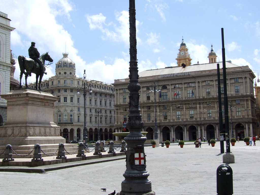 Plaza histórica de Génova con arquitectura monumental y visitantes